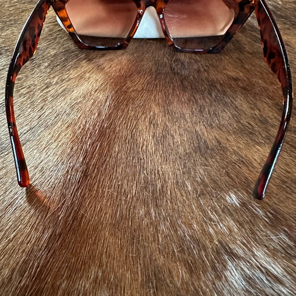 Ambassador Leopard/AVA Collection Sunglasses - Picture 6 of 8